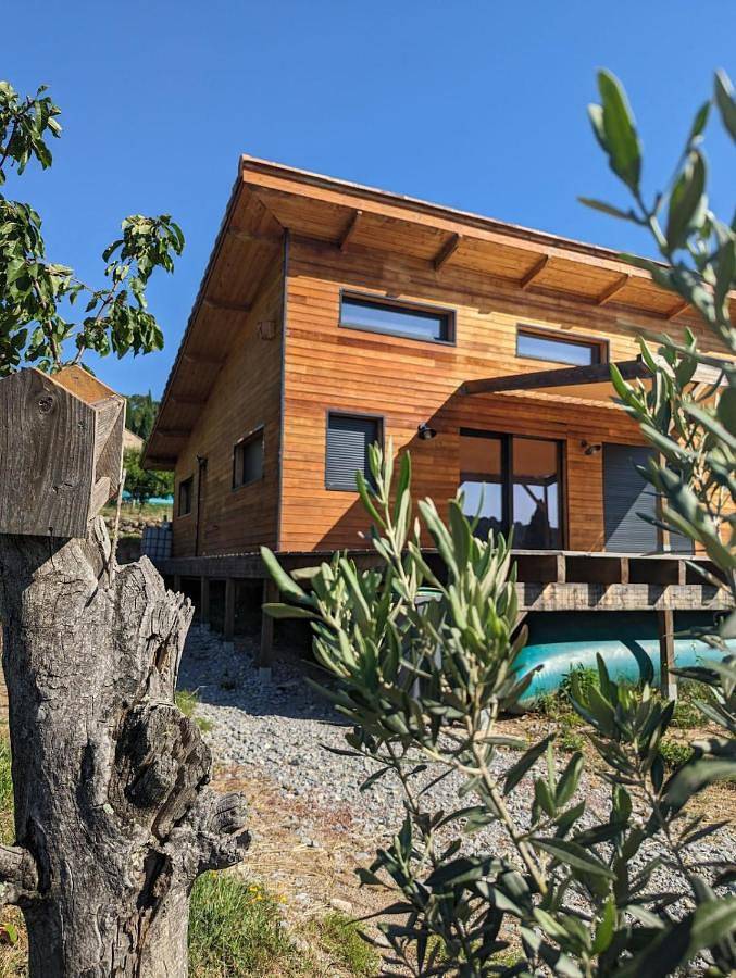 Location de vacances pour 8 personnes, avec jardin et vue à Ailhon