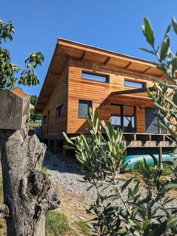 Gîte pour 8 personnes, avec jardin et vue à Ailhon