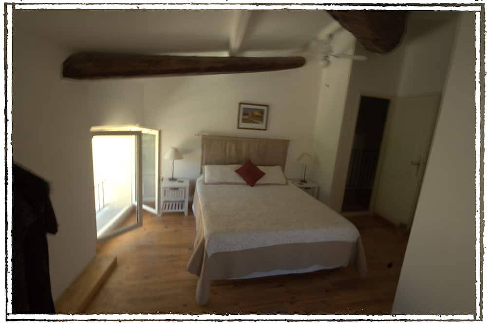 Charming Hilltop Accommodation With Outstanding Views in Sablet, Vaucluse