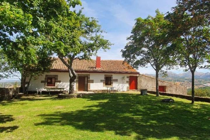 Casa de vacaciones para 8 personas, con Terraza y Jardín además de Piscina y Vistas en la Sierra de Béjar