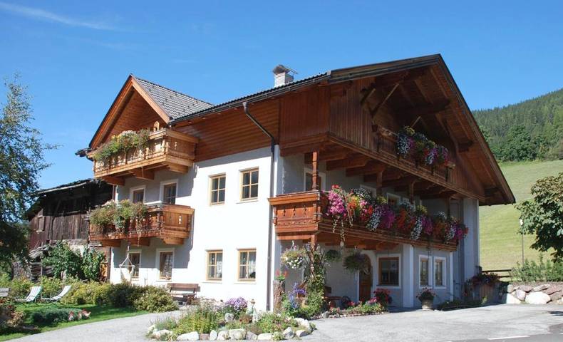 Ferienwohnung für 4 Personen, mit Balkon und Terrasse sowie Garten und Ausblick in Sexten