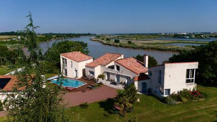 Cottage pour 2 personnes, avec vue ainsi que piscine et jardin à Échillais