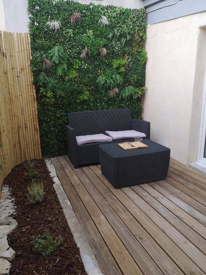 Location de vacances pour 2 personnes, avec Terrasse ainsi que Jardin et Piscine à Candillargues
