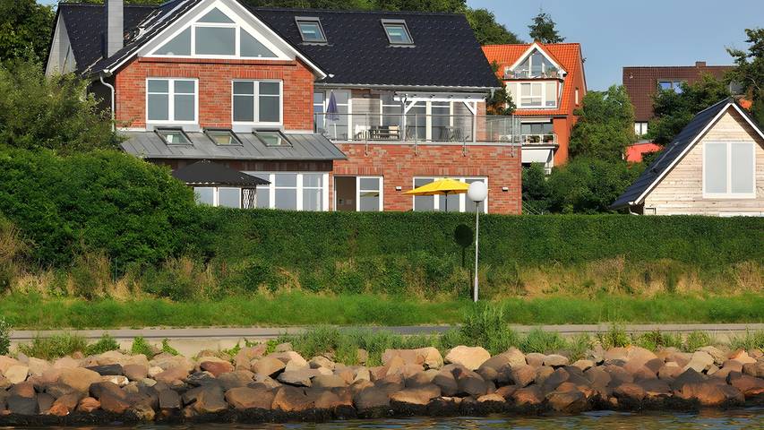 Ferienwohnung für 4 Personen, mit Balkon und Garten sowie Kinderpool und Sauna an der Kieler Bucht