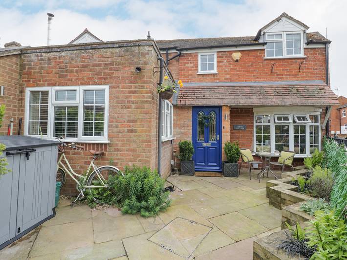 Log cabin for 4 people, with garden, with pets in Stratford upon Avon