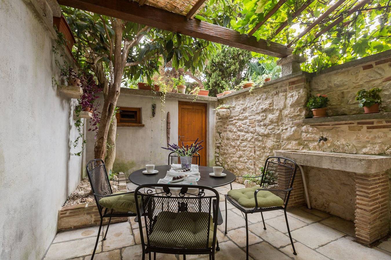 Ganze Wohnung, Strandnahes Apartment inmitten der Altstadt mit mediterranem Garten - nur 150 Meter zum Meer in Poreč, Grad Poreč