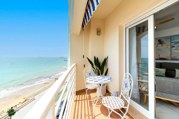 Entire apartment, Genteel Home Victoria in Playa La Victoria, Cádiz