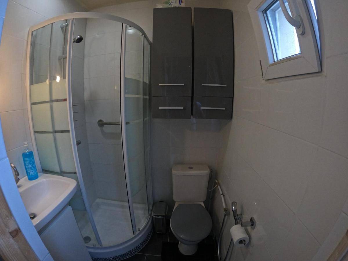 Appartement de vacances entier, Chambre 4 personnes 2 lits proche métro 5 - salle de bain, toilettes et cuisine sont commune in Bobigny, Seine-Saint-Denis