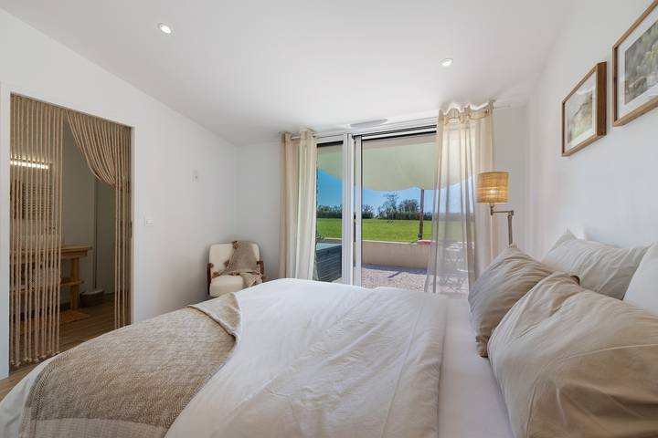 Chambre d'hôtes À L'orée Des Bois « Chambre Flower » con terraza privada, jardín y Wi-Fi in La Gaubretière, Valle del Loira