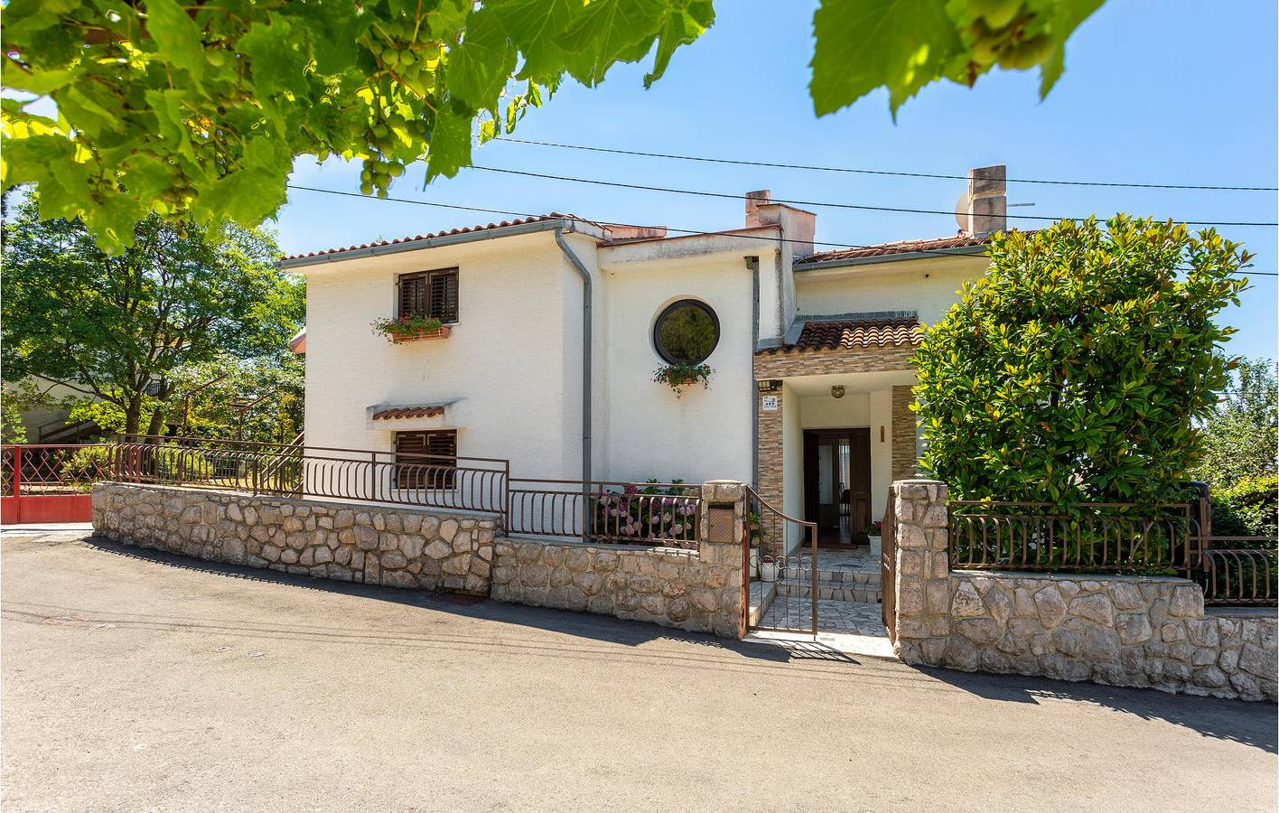 Ganze Ferienwohnung, Gemütliche Unterkunft, 2,5 km vom Strand entfernt: WLAN, Klimaanlage, Terrasse, Parkplatz und Waschmaschine! in Omisalj, Krk