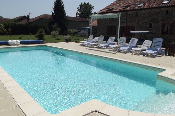 Gîte pour 5 personnes, avec jardin ainsi que piscine et balcon à Larreule