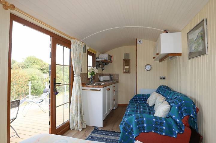 Llety'R Bugail 1, pet friendly, with a garden in Llanrug in Gwynedd