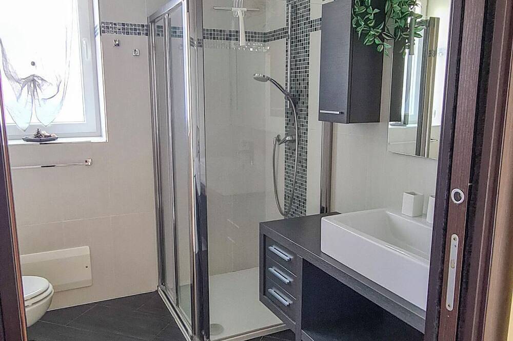 Appartement entier, Appartement de 3 chambres à seulement 100 mètres de la plage et de la promenade in Maccagno, Maccagno con Pino e Veddasca