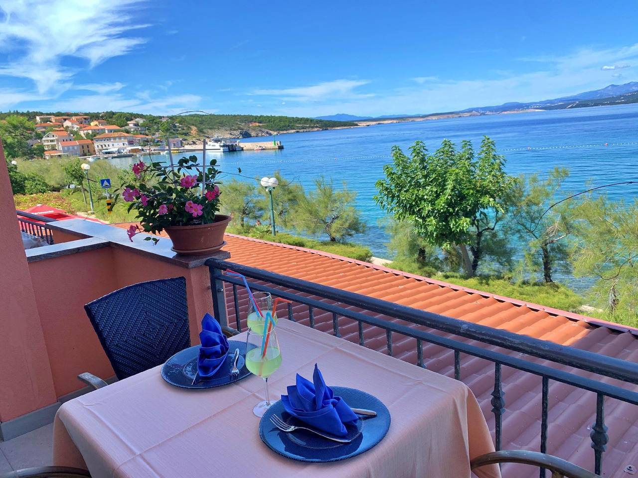 Entire holiday apartment, Holiday flat near the beach in Silo (Krk), Krk