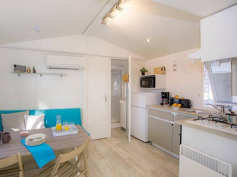 Camping Domaine de la Sainte Baume - Mobilheim 4 personen - Comfort | 2 Zi. | 4 Pers. | Einfache Terrasse | Klima | Tv in Nans-les-Pins, Brignoles Region