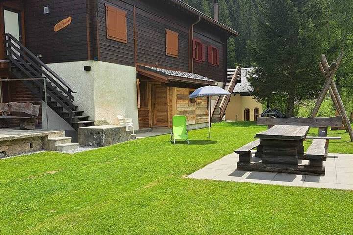Gîte pour 4 personnes, avec Balcon et Jardin dans La Fouly