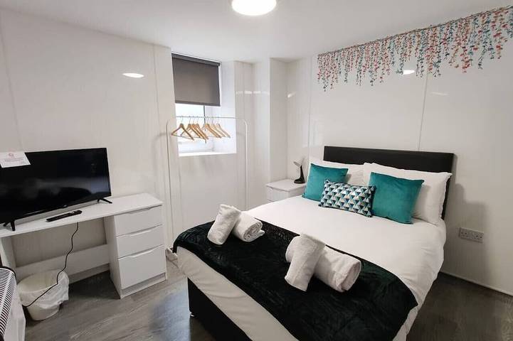 Ganze Wohnung, 2 Bed • 2 En-Suites • Kitchen • Contractor Base in Swansea, Swansea und Umgebung