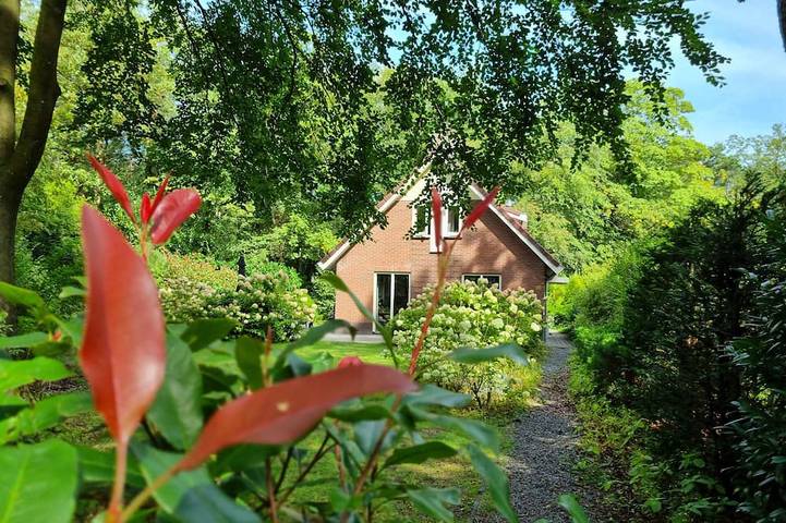 Ferienhaus für 8 Personen, mit Whirlpool und Garten sowie Pool und Sauna