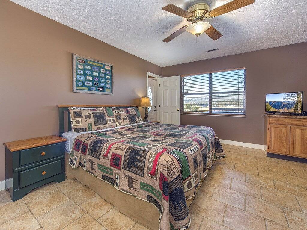 Sunset Breeze | Luxury Lakeside Cabin- Private Dock+ Hot Tub in Douglas Lake