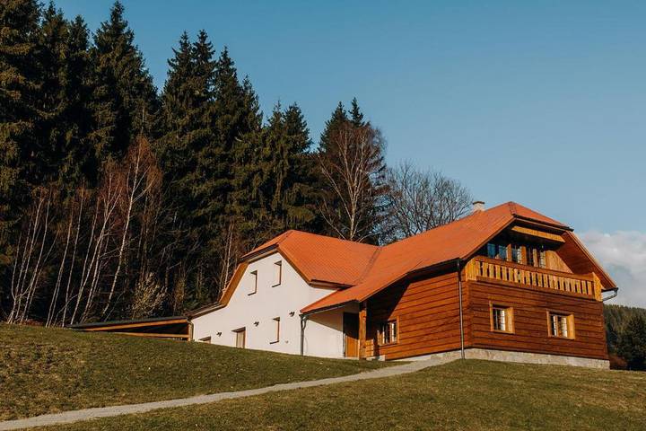 Domek letniskowy dla 17 osób, z ogród i widok oraz sauna w Morawy