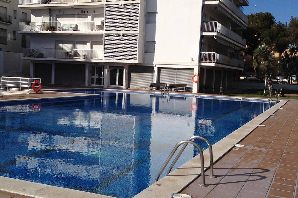Ganze Wohnung, Neues Apartment im Zentrum von Sitges, WiFi, Pool, Balkon, Parkplatz, Garten in Sitges, Garraf
