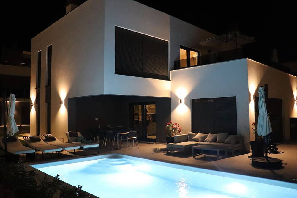Moderne Luxusvilla mit Pool – strandnah, bei Pula in Istrien in Banjole, Südküste Istrien
