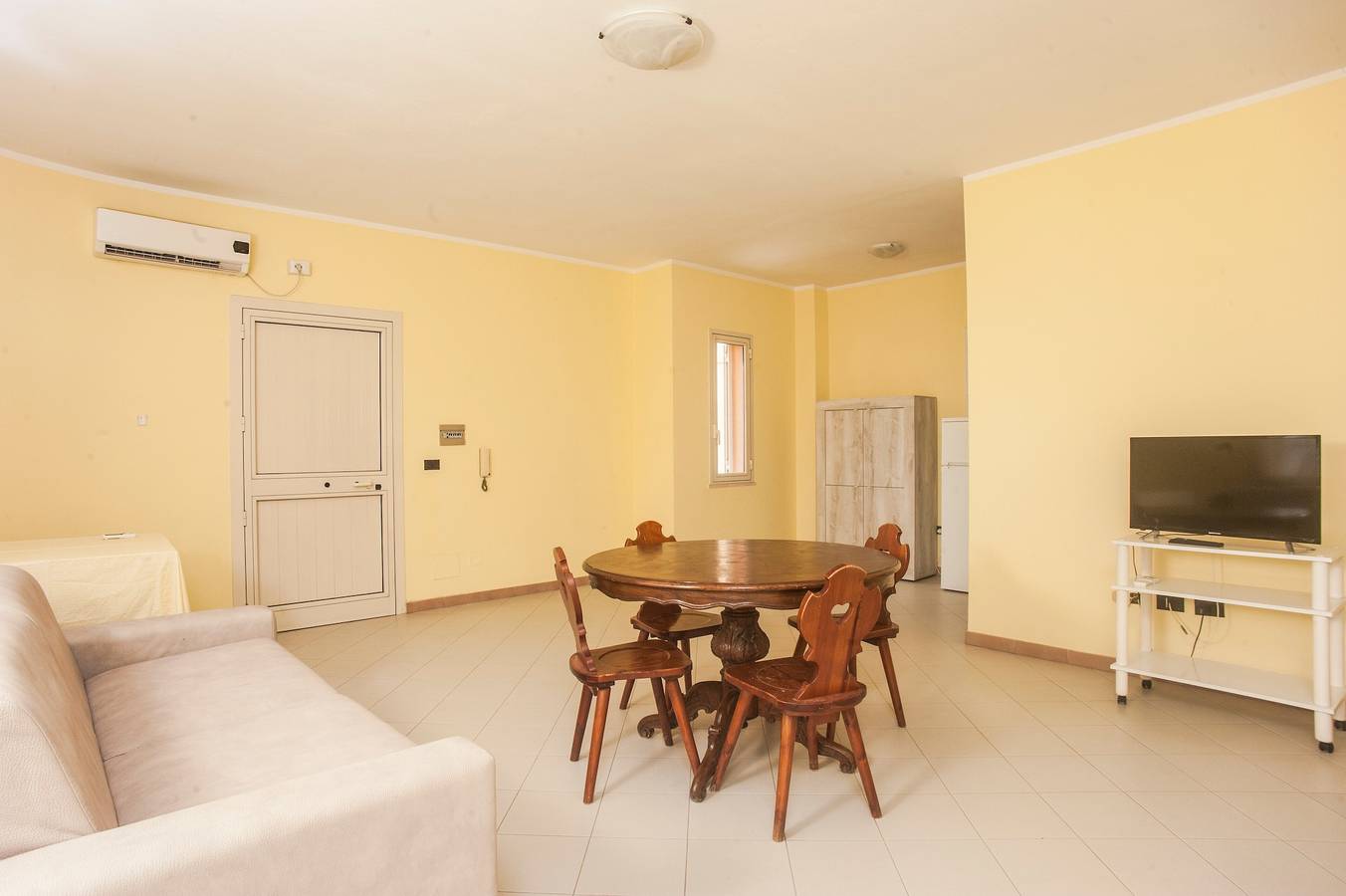 Appartement "Cindy" avec vue sur les montagnes, Wi-Fi, A/C, Balcon, Terrasse et Jardin in Villa San Pietro, Province de Cagliari