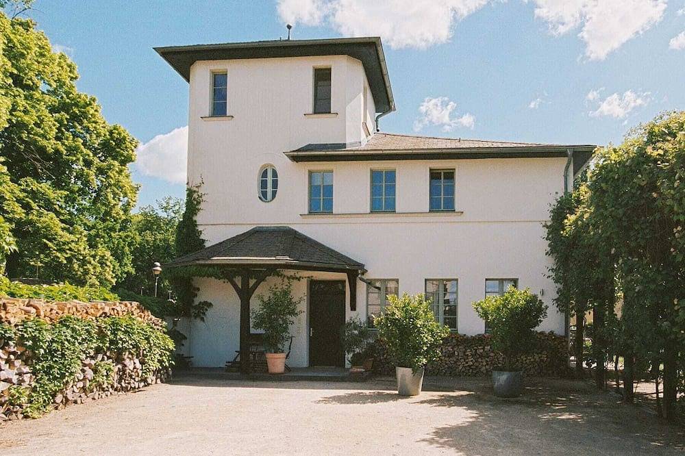 Turmvilla Werder – Historisches Ferienhaus mit Garten, Havelblick & Badesteg in Plötzin, Werder