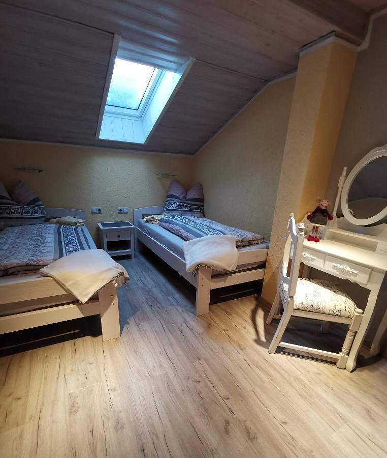 Hotel Hüttendorf 49 gradnord - Fünfbettzimmer in Regenhütte, Bayerisch Eisenstein