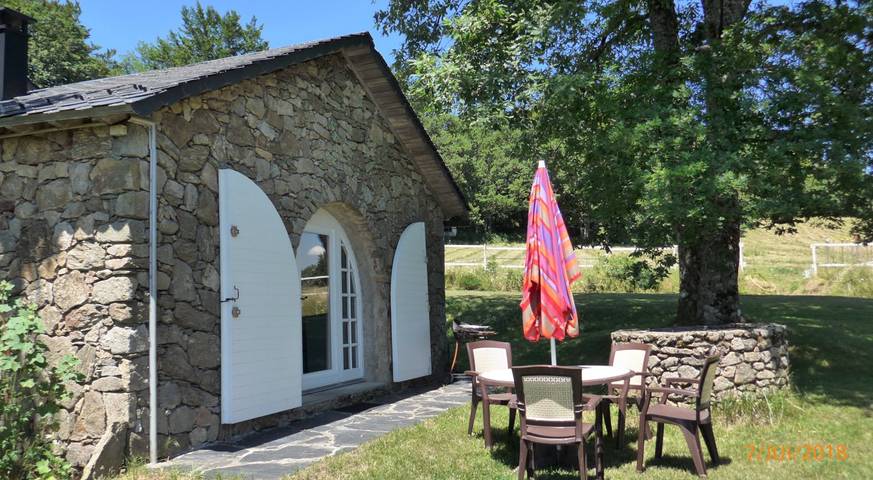 Gîte pour 4 personnes, avec terrasse et piscine ainsi que vue sur le lac et jardin - 1