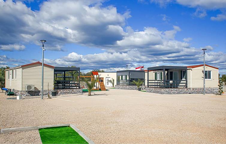 Gemütliches Mobilheim in der Nähe des Visovačko-Sees mit Pool und Terrasse in Dalmatinisches Zagora