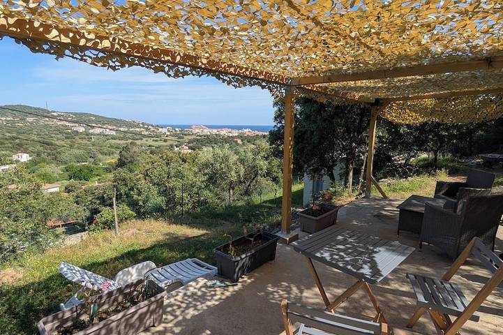 Location de vacances pour 3 personnes, avec jardin et terrasse à Santa-Reparata-di-Balagna