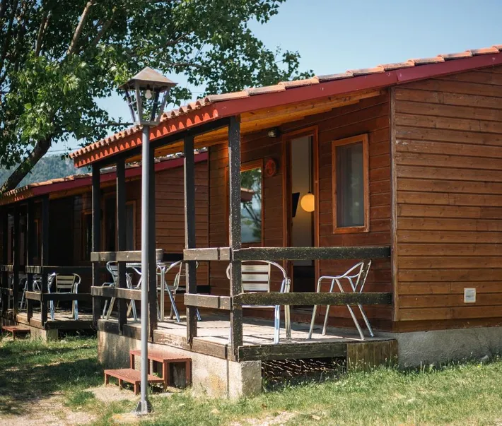 Camping pour 4 personnes, avec jardin et piscine ainsi que vue sur le lac et vue - 1