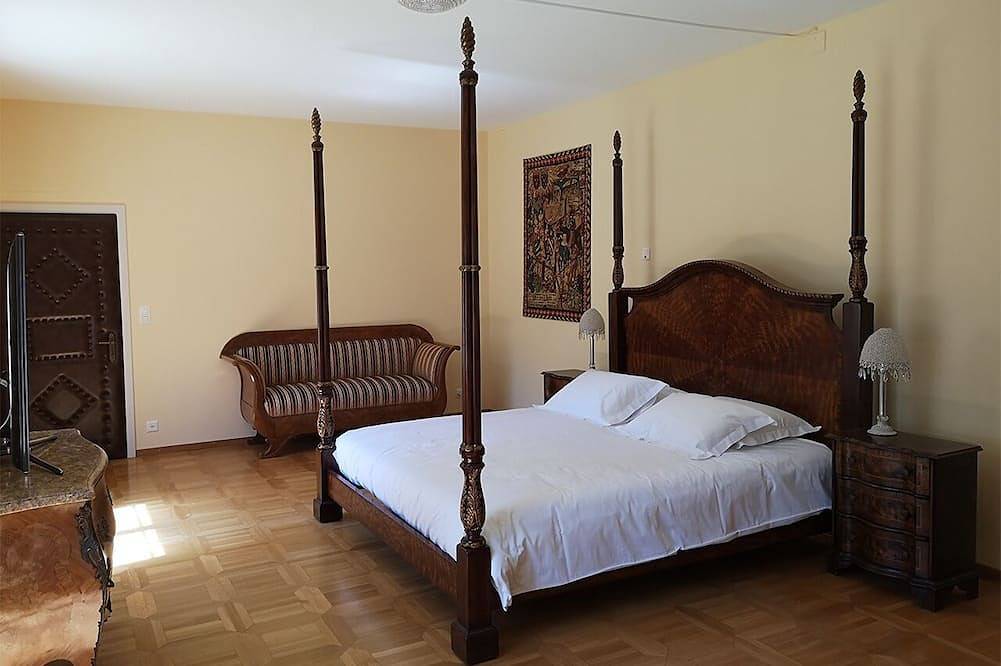 Historic Chateau Provides a Beautiful Wedding Venue in the Swiss Countryside in Cressier (FR), Lac de Morat & Estavayer-le-Lac Région