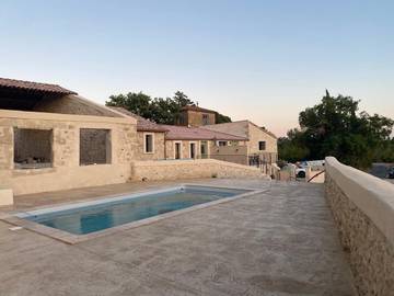 Gîte pour 4 personnes, avec piscine et terrasse à Lespignan