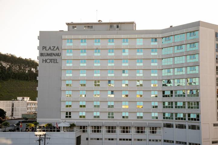 Pousadas para 3 pessoas, com piscina e terraço e ainda vista em Blumenau