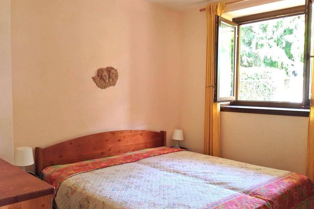 Entire apartment, Beautiful garden apartment in a panoramic position high above Lake Maggiore in Agra, Lago Maggiore (Lombardy)