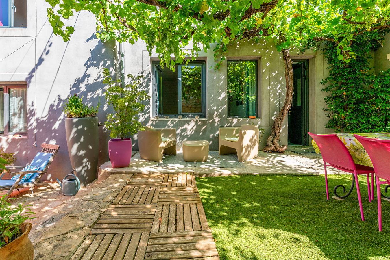 Ganze Wohnung, Ferienwohnung 'Côté Vigne' mit Gemeinschaftspool, privater Terrasse und Wi-Fi in Rasteau, Vaucluse