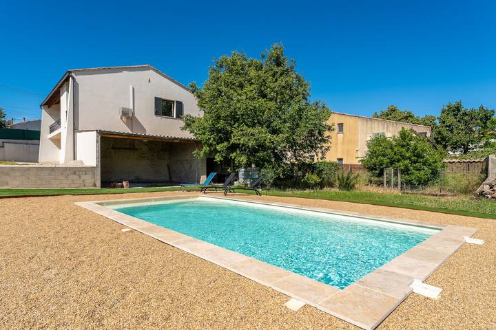 Maison de vacances pour 8 personnes, avec Balcon et Terrasse ainsi que Jardin et Piscine à Saint-Gilles
