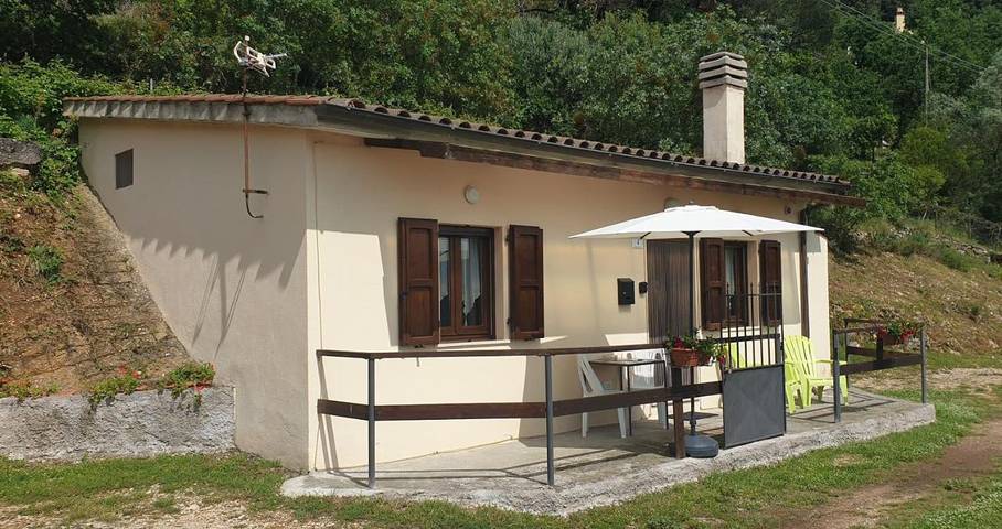 Ferienhaus für 2 Personen, mit Balkon und Terrasse sowie Garten und Ausblick in Terni