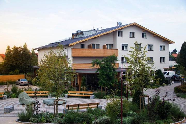 Hotel für 4 Personen, mit Balkon und Terrasse sowie Ausblick in Höchst