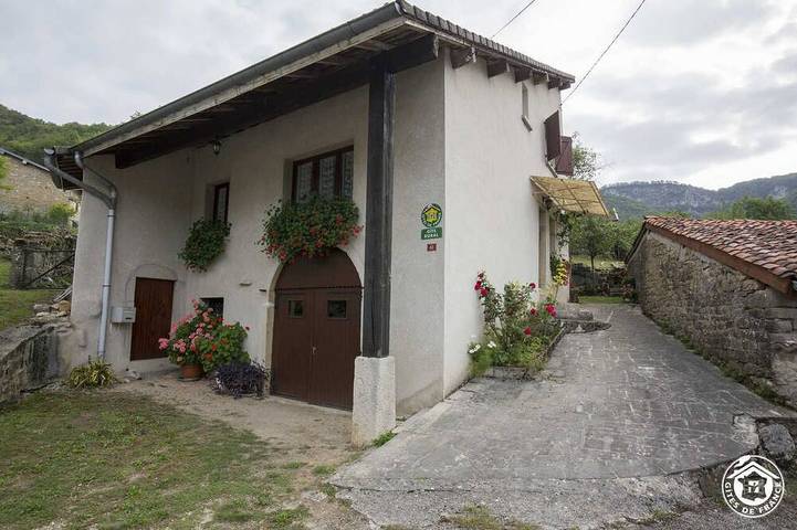 Location de vacances pour 8 personnes, avec jardin dans Bolozon