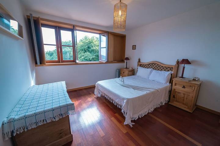 Location de vacances pour 8 personnes, avec terrasse ainsi que jacuzzi et jardin dans Vilarinho (Valdosende) - 4