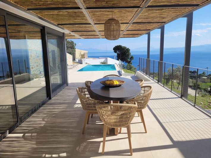 Villa for 6 people, with ocean view and terrace as well as garden in Skiathos