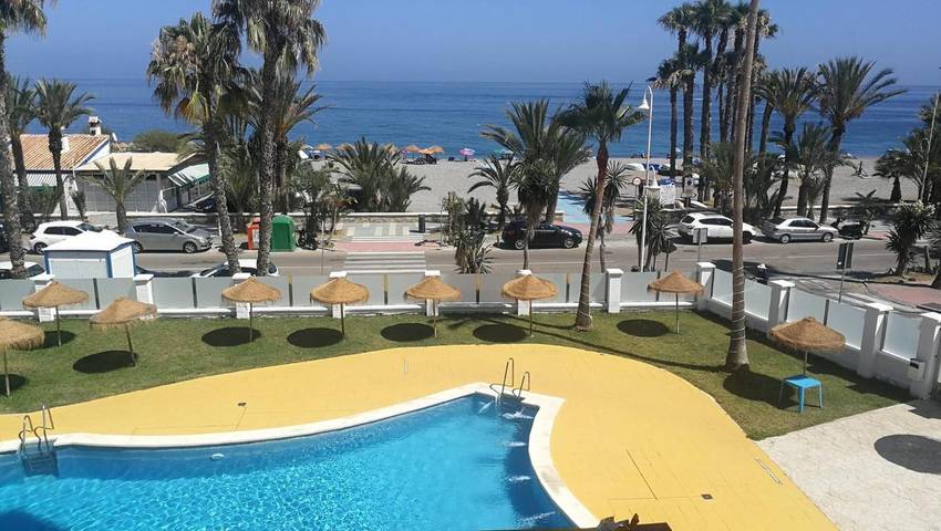 Apartamento inteiro, Apartamento à beira-mar com piscina, Wi-Fi de alta velocidade e ar condicionado in Playa del Tesorillo (Almuñecar), Almuñécar