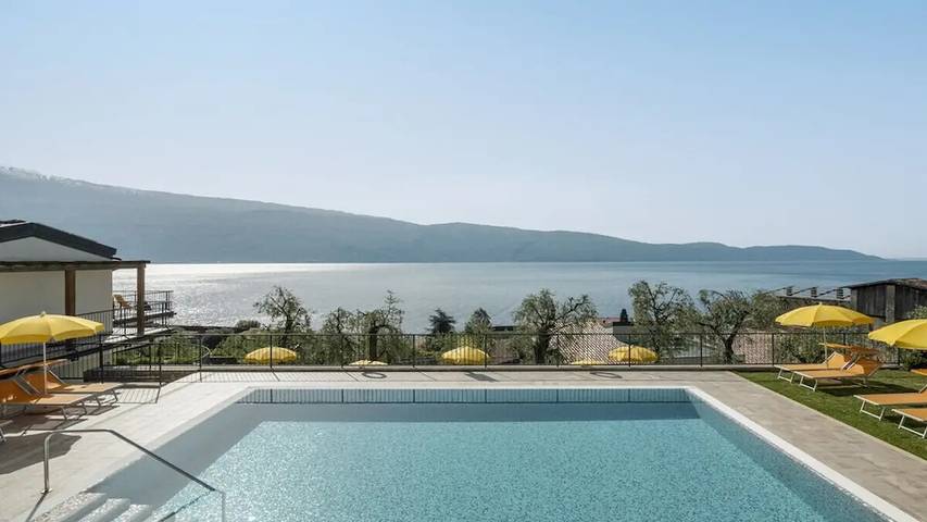 Location de vacances pour 6 personnes, avec piscine et balcon à Gargnano
