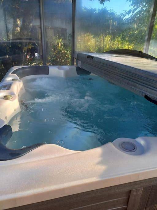 Maison de vacances pour 4 personnes, avec Jacuzzi et Terrasse ainsi que Jardin et Piscine
