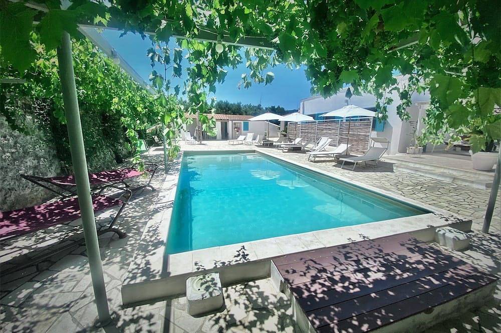 Spacious villa with private pool and parking 6 beds. in Monopoli, Region de Bari