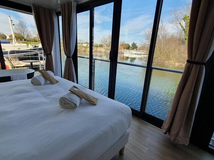 Gîte pour 2 personnes, avec Jacuzzi ainsi que Terrasse et Vue sur le lac