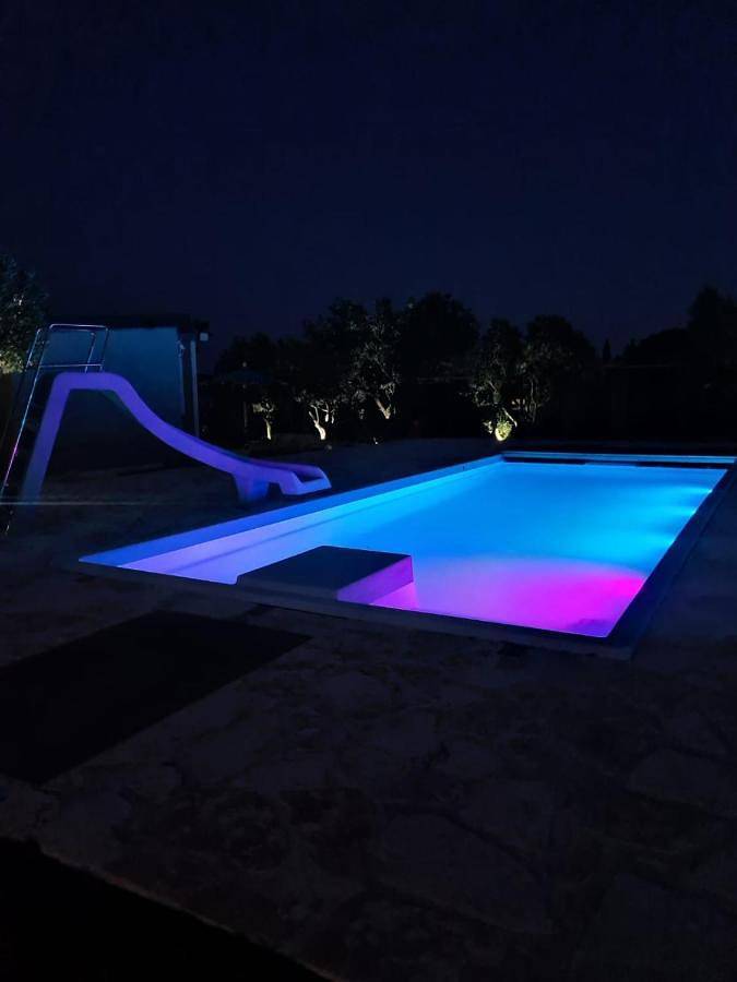 Camping pour 6 personnes, avec jardin ainsi que vue et piscine, adapté aux familles à Pirovac - 3
